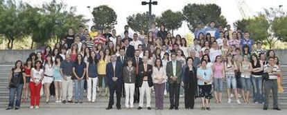 Los centros finalistas de Andalucía: Las Artes, Miguel Sánchez López y  Vázquez Díaz. Junto a ellos, José Manuel Calvo y la consejera de Educación andaluza, Mar Moreno.