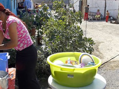 Carina Ram&iacute;rez limpiando los platos en su casa del Vacie (Sevilla)