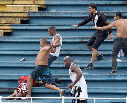 Aficionados del Vasco da Gama golpean a un hincha del Atlético Paranaense durante un partido en Brasil.