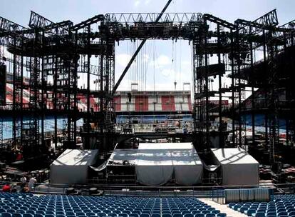 Montaje de la gigantesca estructura en el estadio Vicente Calderón en la que los Rolling Stones actuarán esta noche.