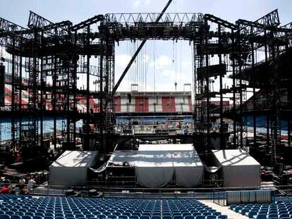 Montaje de la gigantesca estructura en el estadio Vicente Calderón en la que los Rolling Stones actuarán esta noche.