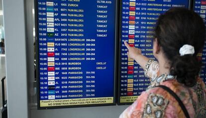 Una viatgera a l'aeroport del Prat