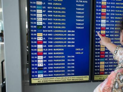 Una viajera en el aeropuerto El Prat