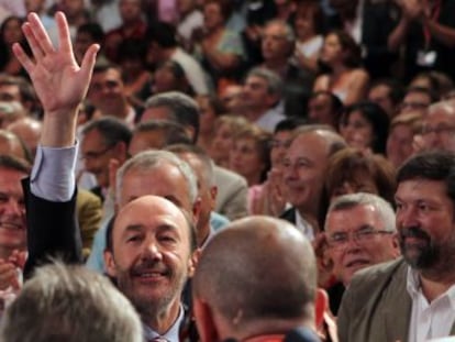 Alfredo Pérez Rubalcaba junto a José Luis Rodríguez Zapatero, en el acto en que se proclamó candidato, el verano pasado.