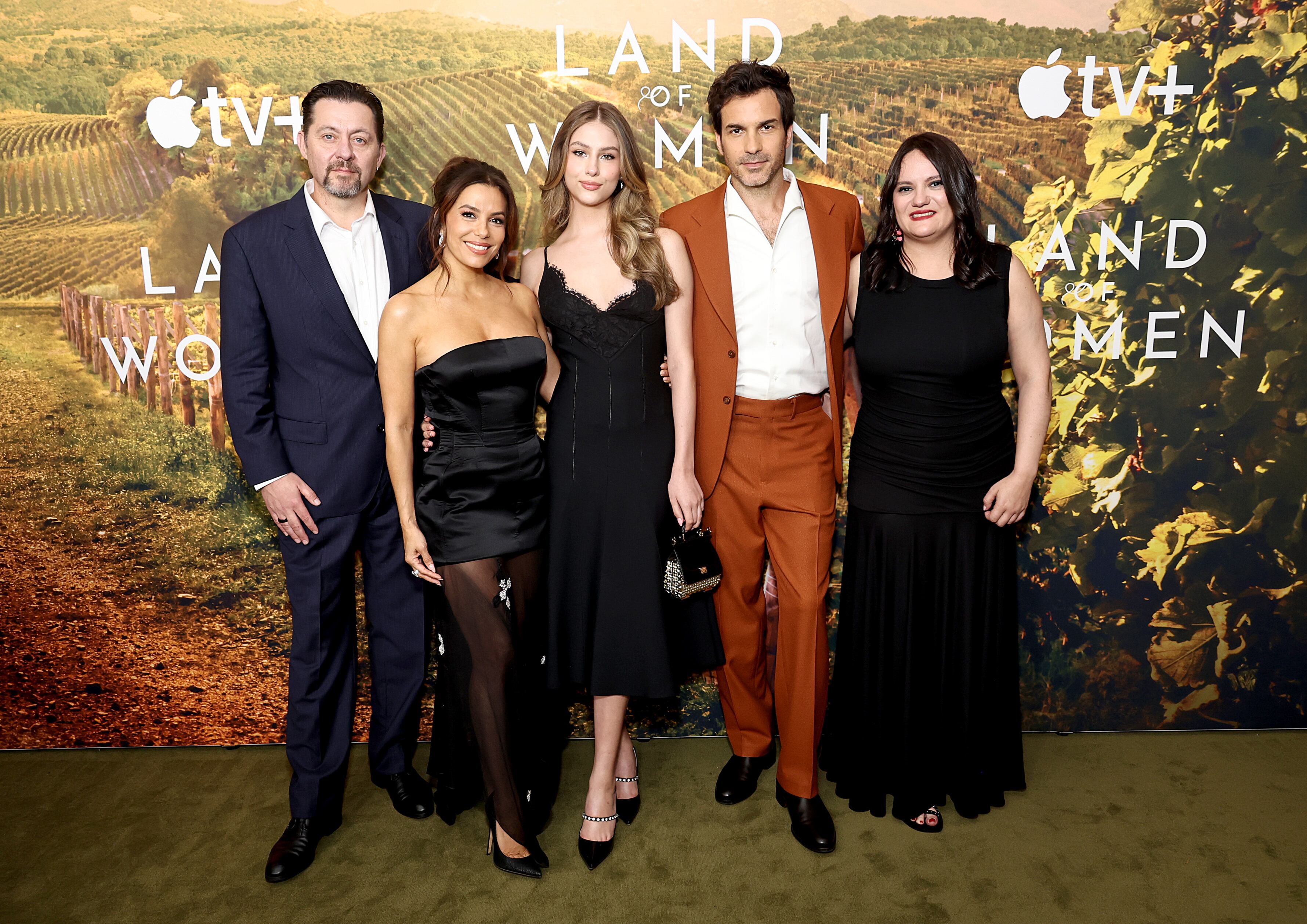 De izquierda a derecha, el productor ejecutivo de Bambú Ramón Campos, los actores Eva Longoria, Victoria Bazúa y Santiago Cabrera y la también productora de Bambú Gema R. Neira, en el estreno en Nueva York de la nueva serie de Apple TV+ 'Tierra de Mujeres', el 20 de junio de 2024.