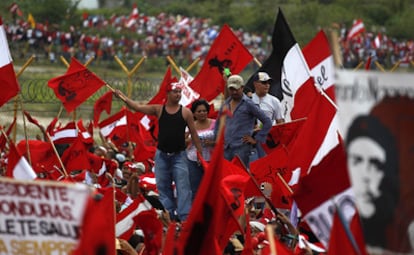 Ex-President Manuel Zelaya gets a hero's welcome on his return from exile.