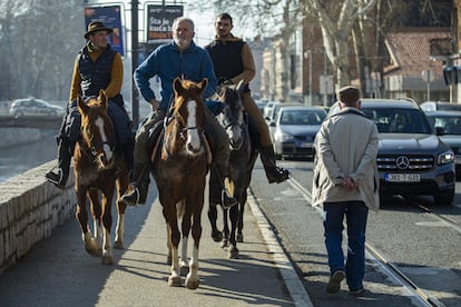 Rafael Hernández Mancha (en el centro) y sus compañeros, a caballo en su travesía a La Meca.