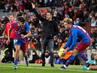 Xavi reclama una acción mientras, en primer término, Abde y De Jong intentan poner el balón en juego.