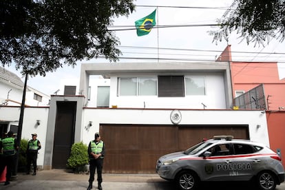 Brasil asume la embajada de México en Perú