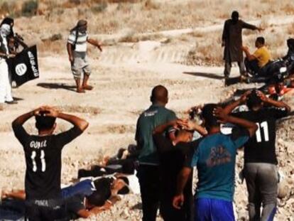 Membros do EIIL executam supostos soldados iraquianos na província de Saladino, em uma imagem publicada em um site jihadista.