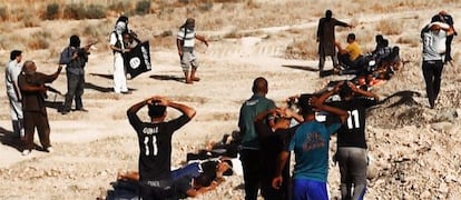 Miembros del EIIL ejecutan presuntamente a soldados iraquíes en la provincia de Saladino, en una imagen colgada en una web yihadista.