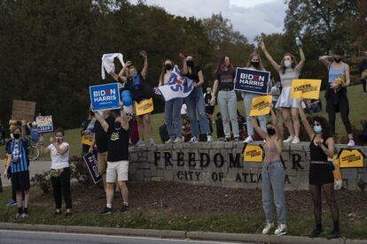 Desde los primeros anuncios que daban el triunfo a Biden, sus seguidores llegaron al Freedom Park de Atlanta. 