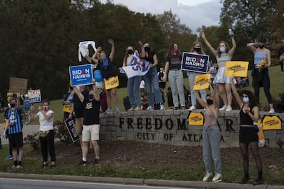 Desde los primeros anuncios que daban el triunfo a Biden, sus seguidores llegaron al Freedom Park de Atlanta.