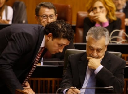 El presidente de la Junta de Andalucía, José Antonio Griñán,  anunció ayer en el Parlamento andaluz rebajas fiscales y medidas concretas para reactivar la economía