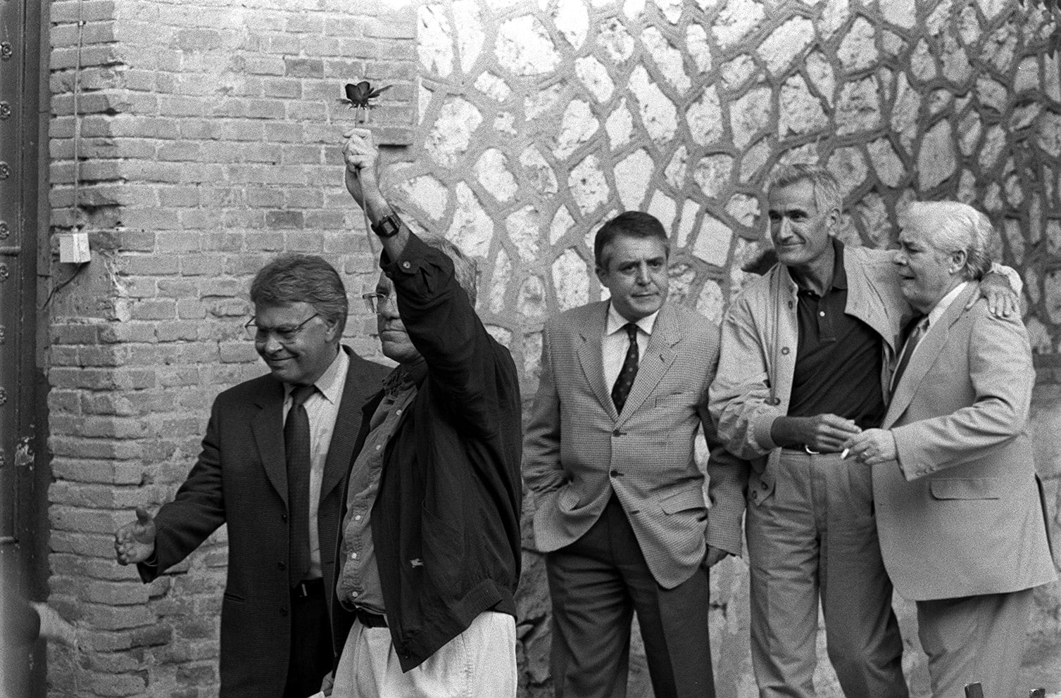 José Barrionuevo saluda a sus simpatizantes, junto a Felipe González, mientras Rafael Vera se despide de otros simpatizantes a las puertas de la cárcel de Guadalajara, en septiembre de 1998.