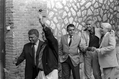 José Barrionuevo, con el brazo levantado, saludaba a sus simpatizantes junto a Felipe González, mientras Rafael Vera se despedía de otros simpatizantes a las puertas de la cárcel de Guadalajara, en septiembre de 1998.