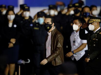 El presidente Nayib Bukele en una ceremonia de promoción a policías, el 30 de septiembre en El Salvador.