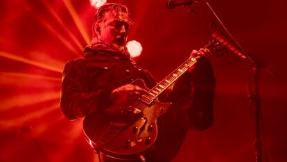 Josh Homme, líder de Queens of Stone Age, en su concierto en el Azkena Rock Festival de Vitoria.