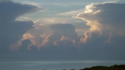 La tropopausa marca el límite para las nubes, más allá está la estratosfera. La imagen muestra cumulonimbos sobre el Océano Atlántico desde el complejo de la NASA, en Cabo Cañaveral.