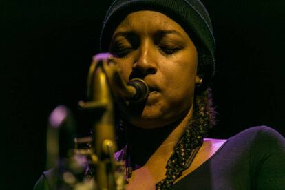 La música inglesa Nubya Garcia, durante su concierto en el Centro Conde Duque de Madrid.