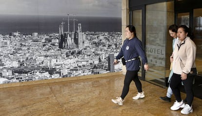 Turistas en un hotel de Barcelona, este sábado.