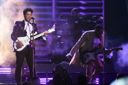 Durante los minutos que un caracterizado Bruno Mars interpretó 'Jungle Love', nos emocionó pensar que era Prince quien estaba sobre el escenario.