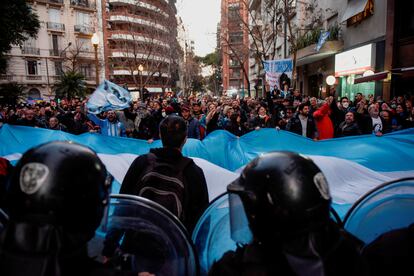 La policía local intervino para reprimir a los manifestantes, este sábado.