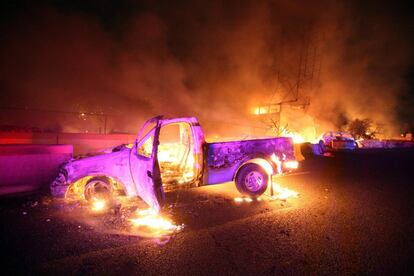 Una furgoneta en llamas en el kilómetro 14 de la autopista México-Pachuca, en el municipio de Ecatepec, muy próximo a México DF.