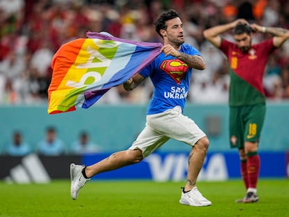 Mario Ferri salta al campo con la bandera LGTBI durante el encuentro entre Portugal y Uruguay.
