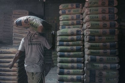 Un trabajador carga un costal de cemento, en Ciudad de México