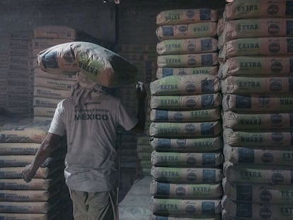 Un trabajador carga un costal de cemento, en Ciudad de México