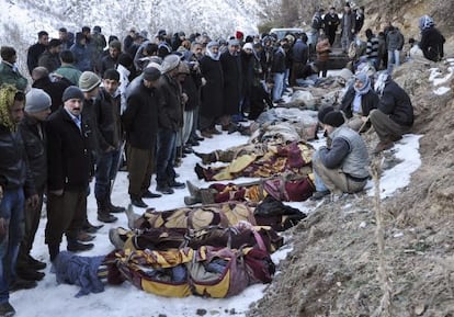 Residentes de Uludere observan los cuerpos de las víctimas del ataque aéreo del Ejército turco.