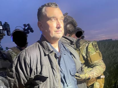 Vance Boelter, sospechoso de los atentados contra congresistas de Minnesota, tras ser detenido, en una imagen compartida por la Oficina del Sheriff del Condado de Ramsey.