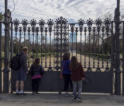 Una família a les portes del parc de la Ciutadella, tancat pel vent.