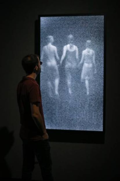 Moment final de 'Tres dones', de Bill Viola (2008).