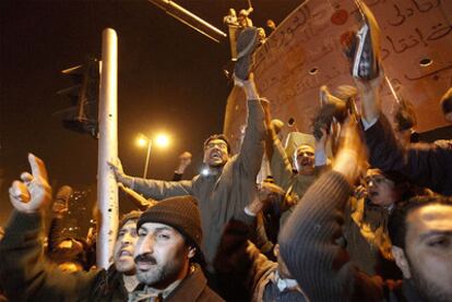 La resistencia de Mubarak a dejar el poder hasta las próximas elecciones ha indigando a los miles de manifestantes que siguen en la plaza de la Liberación. A los gritos de "fuera fuera" se ha unido el lema "si él no se va, nosotros tampoco".