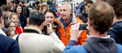 Johan Cruyff atiende a los aficionados.