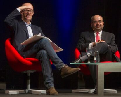 Jason Pontin, a la izquierda, y Kamal Bherwani durante la conferencia EmTech de Málaga