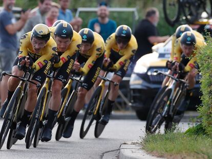 UTRECHT, 19/08/2022.- El equipo Jumbo-Visma, este viernes durante la primera etapa de La Vuelta 2022, con una crono inaugural de 23 kilómetros con salida y llegada en Utrecht. El neerlandés Robert Gesink ha estrenado el maillot rojo tras el triunfo del Jumbo-Visma en la contrarreloj por equipos. EFE/ Javier Lizón
