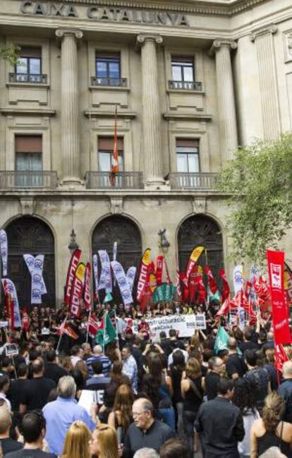 Manifestantes ante la sede de Caixa Catalunya en Barcelona para rechazar el bloqueo de las negociaciones del Expediente de Regulación de Empleo (ERE) que ha presentado la entidad para reducir la plantilla en 2.395 personas.