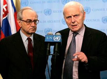 Los embajadores británico, Emyr Jones Parry (derecha), y francés, Jean-Marc de La Sabliere, comparecen ante la prensa este viernes en la sede de Naciones Unidas en Nueva York.