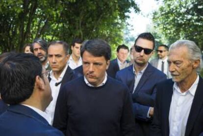 Matteo Renzi charla con el alcalde de Recanati y con el nieto del poeta Giacomo Leopardi, Vanni Leopardi.