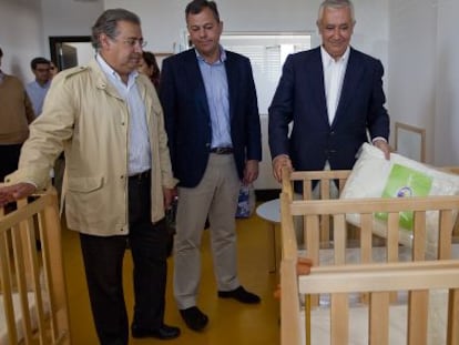 José Luis Sanz, entre Juan Ignacio Zoido y Javier Arenas.