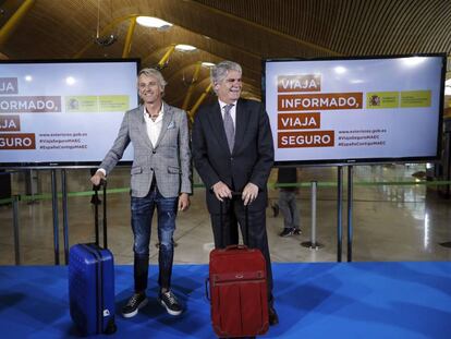 El ministro de Exteriores Alfonso Dastis, junto a Jes&uacute;s Calleja.