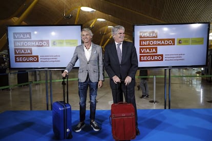 El ministro de Exteriores Alfonso Dastis, junto a Jesús Calleja, en una de las últimas campañas de publicidad institucional.