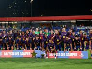 Los jugadores del FC Barcelona posan con la Copa del Trofeo Joan Gamper este domingo.