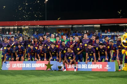Los jugadores del FC Barcelona posan con la Copa del Trofeo Joan Gamper este domingo.