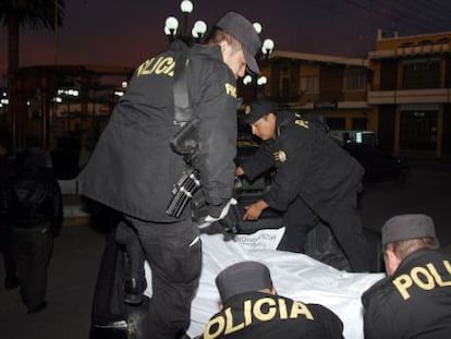 Policía guatemalteca, levantando un cadaver.