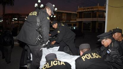 Policía guatemalteca, levantando un cadaver.