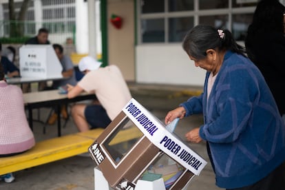 Una mujer vota en la Alcaldía Magdalena Contreras, en Ciudad de México.